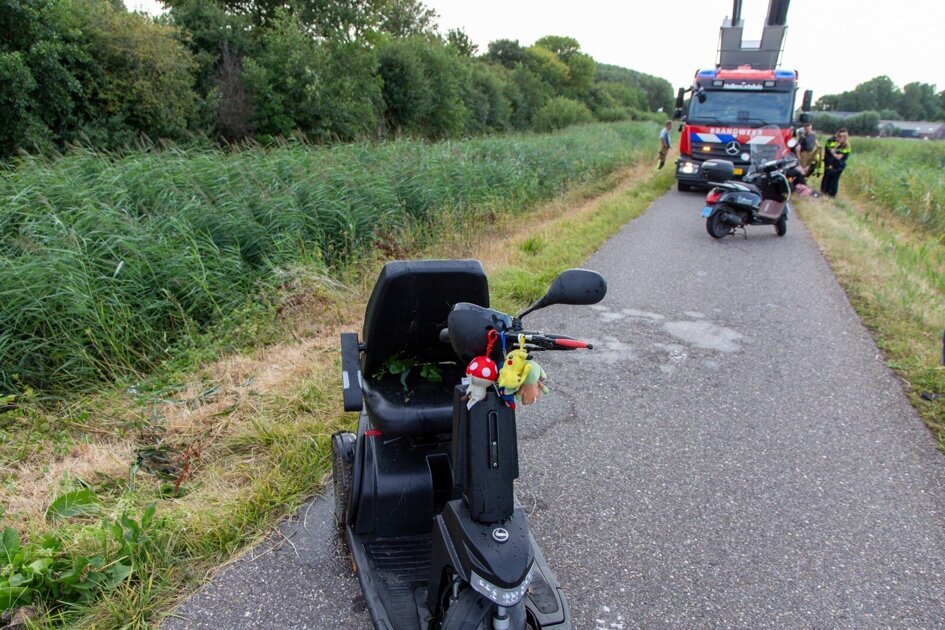 Vrouw komt met scootmobiel in het water terecht