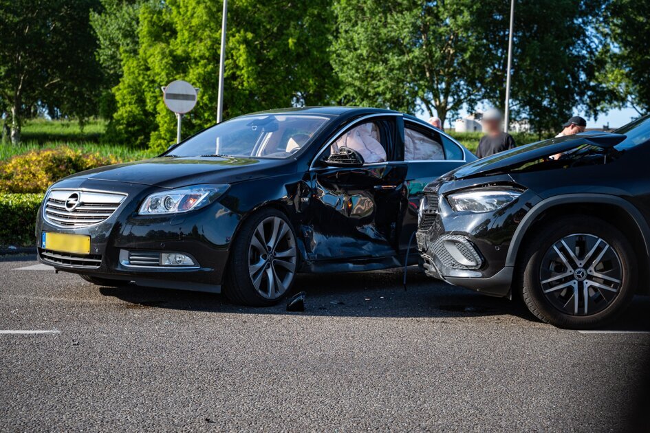 Bestuurder aangehouden na aanrijding Maaswijkweg