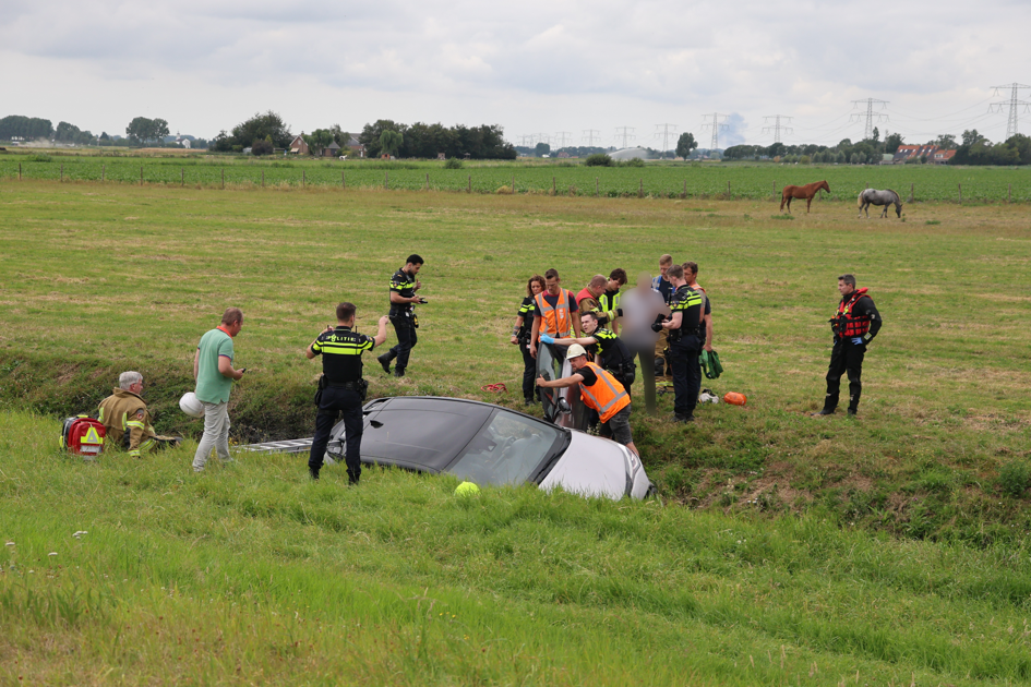 Auto belandt in sloot Schuddebeursedijk