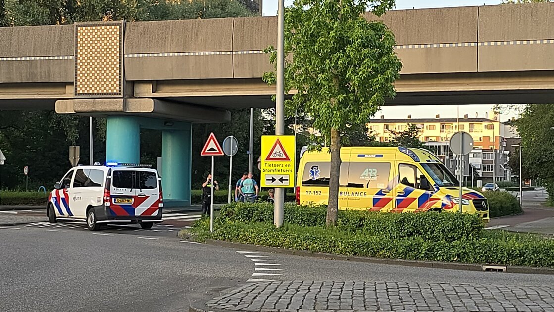 Scooterrijder gewond bij aanrijding op rotonde Eikenlaan