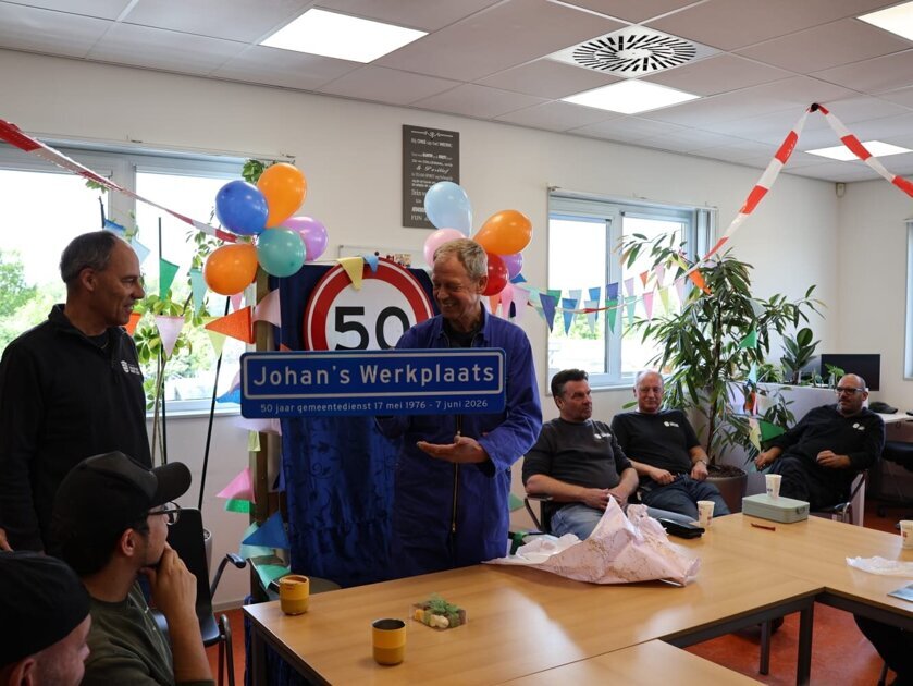 Johan Heijndijk in het zonnetje gezet tijdens 50-jarig jubileum bij de gemeente