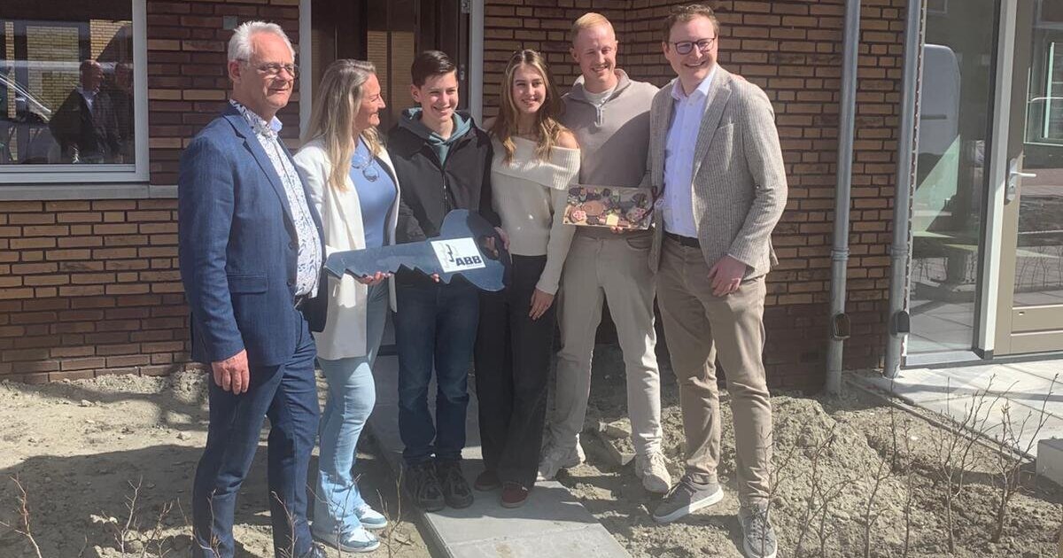 Eerste bewoners Twee Getuigen in Brielle ontvangen sleutel