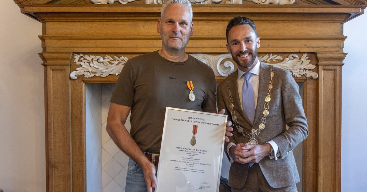 Erepenning Menslievend Hulpbetoon voor Leo IJdo na heldhaftige redding uit brandend huis