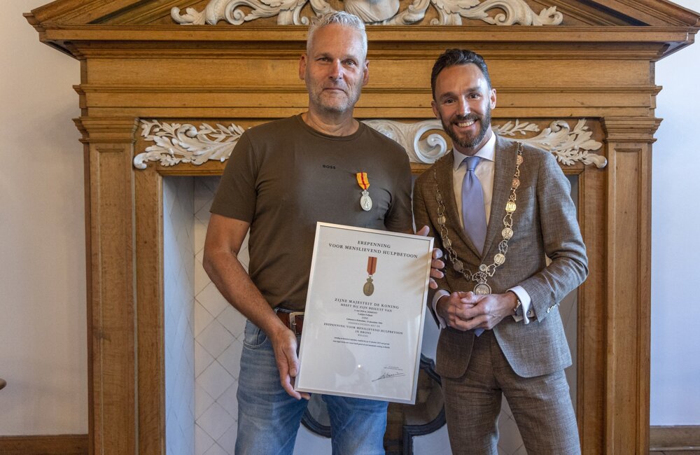 Bijzondere erepenning voor Leo IJdo uit handen van burgemeester Scheepers