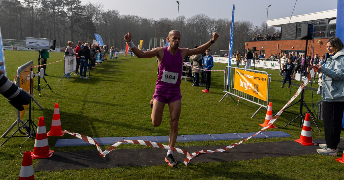 Langs de route klonk volop aanmoediging bij Halve van Oostvoorne