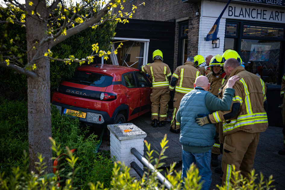 Auto rijdt gebouw binnen na aanrijding