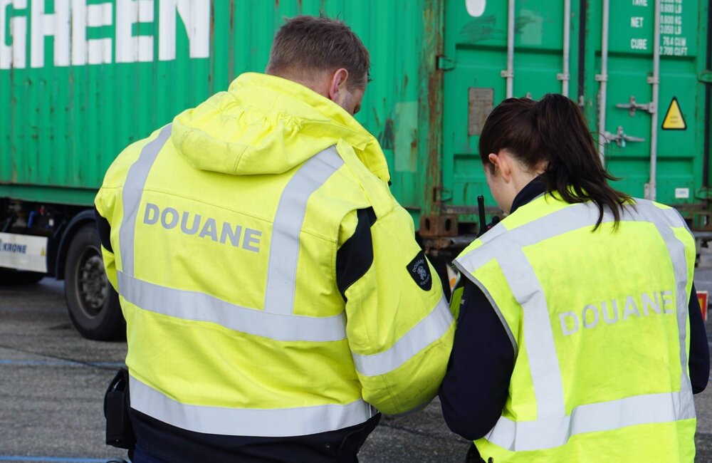 Stock_Douane_twee_geel_controle.jpg