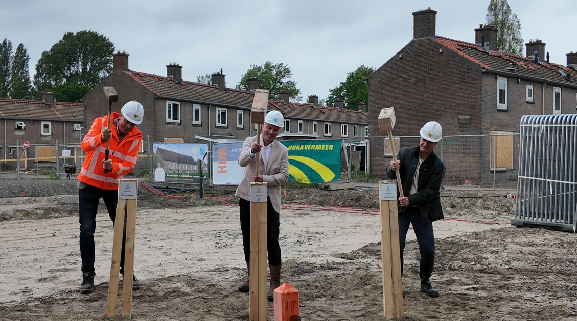 Eerste paal geslagen voor vernieuwde wijk Molenwei