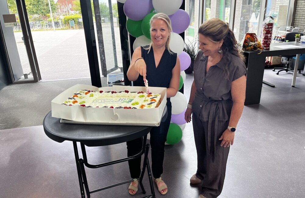De Vlasbloem viert 10-jarig bestaan met taart en feestweek