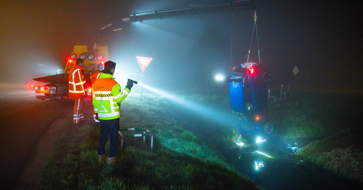 Auto te water Polderweg in Oostvoorne