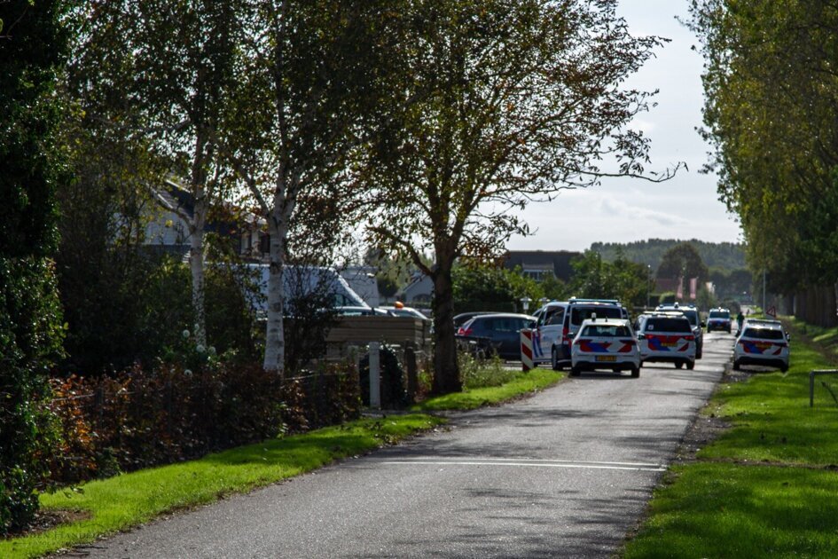 Politiehelikopter boven Hellevoetsluis bij onderzoek in pand aan Ravenseweg